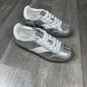 Universal Thread Women's Metallic Silver Lace-Up Sneakers